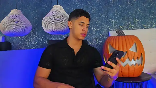 Snapshot of Zayne_cross chatting on 10.29.25 Zayne cross online show from 10.29.25