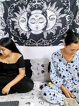 Snapshot of emily_n_abby chatting on 04.18.26 emily n abby online show from 04.18.26