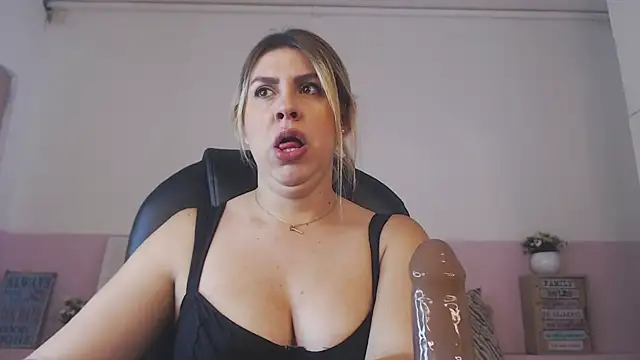 Snapshot of samantawells_ chatting on 10.27.25 samantawells  online show from 10.27.25