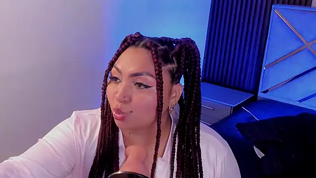 Snapshot of Halleyrosse chatting on 11.21.25 Halleyrosse online show from 11.21.25