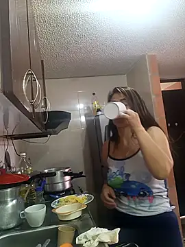 Snapshot of AmeliHoney chatting on 11.27.25 AmeliHoney online show from 11.27.25