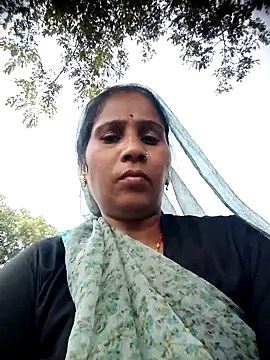 Snapshot of OliveGreen22 chatting on 10.21.25 OliveGreen22 online show from 10.21.25