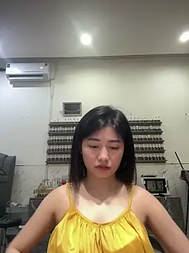 Snapshot of Yiyi_cute chatting on 10.17.25 Yiyi cute online show from 10.17.25