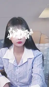 Snapshot of Yiyi_cute chatting on 10.18.25 Yiyi cute online show from 10.18.25