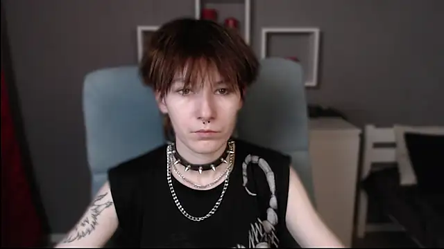 Snapshot of guitarandangell chatting on 11.12.25 guitarandangell online show from 11.12.25