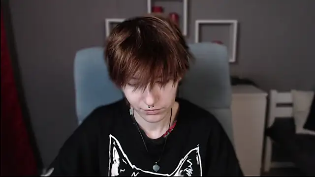 Snapshot of guitarandangell chatting on 11.21.25 guitarandangell online show from 11.21.25