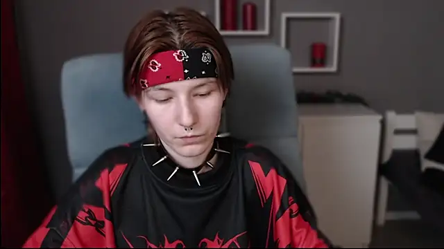 Snapshot of guitarandangell chatting on 12.18.25 guitarandangell online show from 12.18.25