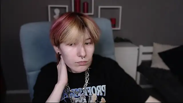 Snapshot of guitarandangell chatting on 04.26.26 guitarandangell online show from 04.26.26