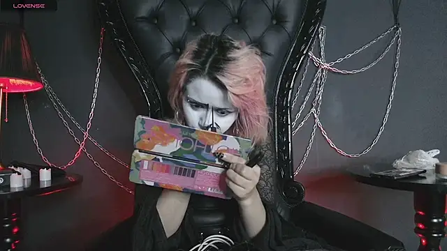 Snapshot of Navier__ chatting on 04.22.26 Navier online show from 04.22.26