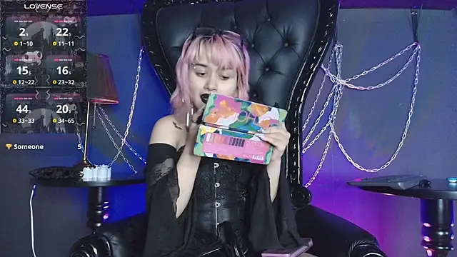 Snapshot of Navier__ chatting on 04.28.26 Navier online show from 04.28.26