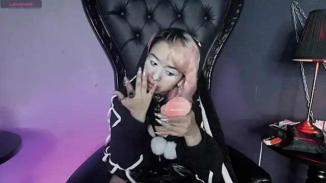 Snapshot of Navier__ chatting on 05.15.26 Navier online show from 05.15.26