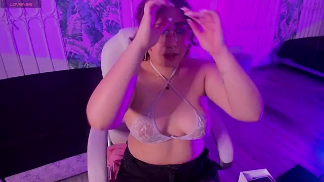 littlee red online show from 04.13.26