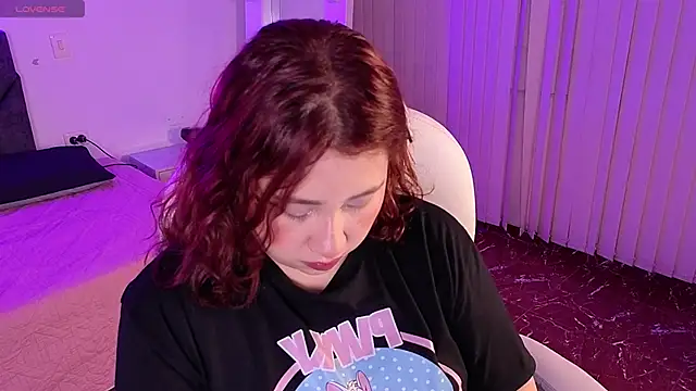 Snapshot of littlee_red chatting on 05.26.26 littlee red online show from 05.26.26