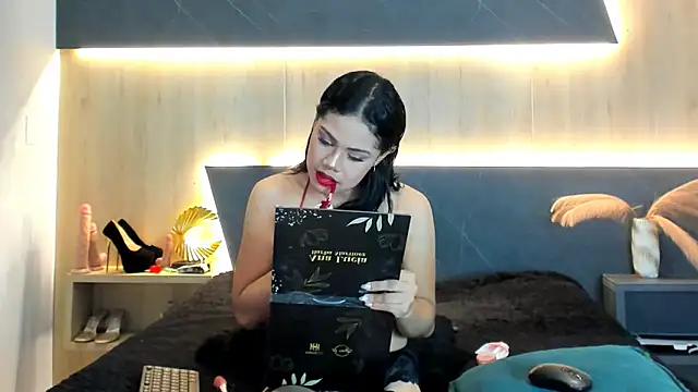 Snapshot of LorenaVarga chatting on 04.23.26 LorenaVarga online show from 04.23.26