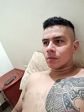 Snapshot of gigant_boy00 chatting on 10.27.25 gigant boy00 online show from 10.27.25