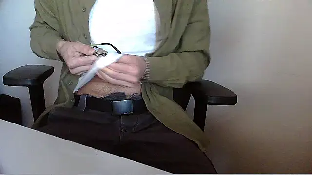 Snapshot of topg84 chatting on 05.17.26 topg84 online show from 05.17.26