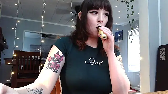 Snapshot of Trickylucy555 chatting on 05.12.26 Trickylucy555 online show from 05.12.26