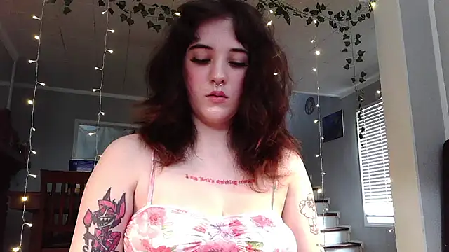 Snapshot of Trickylucy555 chatting on 05.27.26 Trickylucy555 online show from 05.27.26
