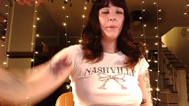 Snapshot of Trickylucy555 chatting on 06.16.26 Trickylucy555 online show from 06.16.26