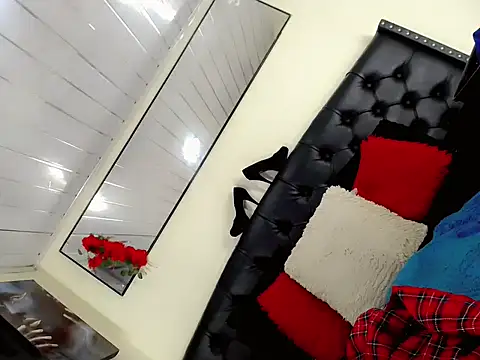 Snapshot of Danniela_- chatting on 10.29.25 Danniela - online show from 10.29.25