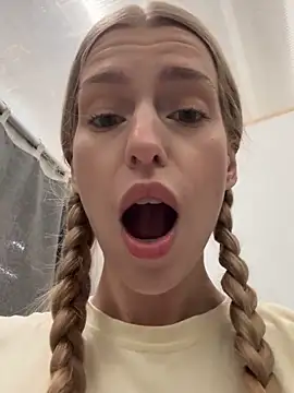 kira mia online show from 11.29.25