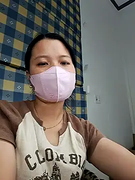 Snapshot of GinnaLa chatting on 10.28.25 GinnaLa online show from 10.28.25