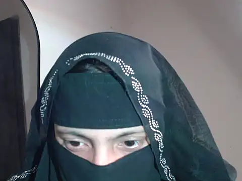 Snapshot of Hottie_hania chatting on 11.11.25 Hottie hania online show from 11.11.25