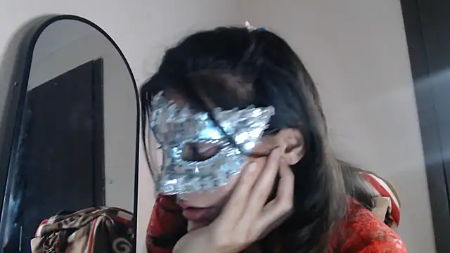 Snapshot of Hottie_hania chatting on 12.18.25 Hottie hania online show from 12.18.25