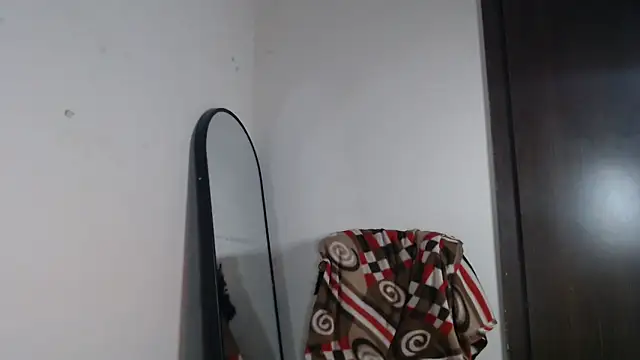 Snapshot of Hottie_hania chatting on 12.20.25 Hottie hania online show from 12.20.25