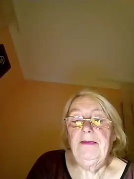 AmyLove353 online show from 10.31.25