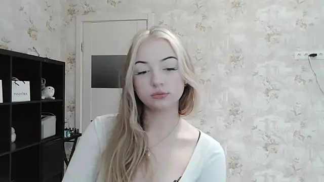 Snapshot of _LunaLush_ chatting on 10.21.25  LunaLush  online show from 10.21.25