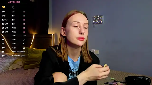 Snapshot of ZolaDickmann chatting on 10.31.25 ZolaDickmann online show from 10.31.25