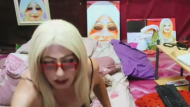 Snapshot of horni4luv chatting on 04.10.26 horni4luv online show from 04.10.26