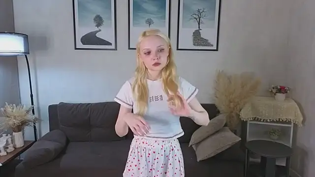 Snapshot of IraYounce chatting on 10.29.25 IraYounce online show from 10.29.25