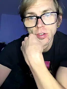 StephPra94 online show from 10.26.25