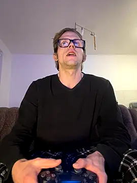 StephPra94 online show from 10.27.25