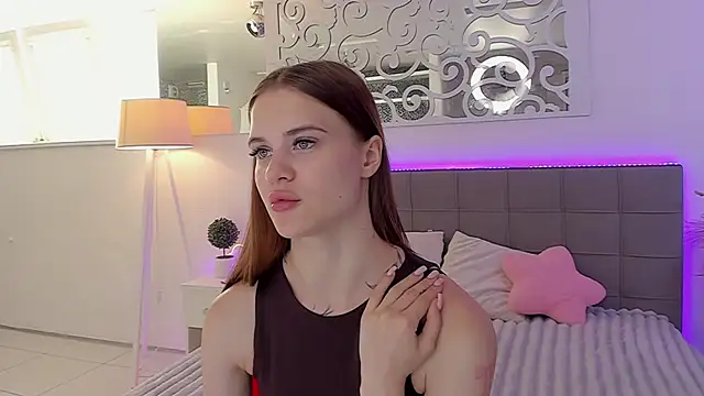 Snapshot of LuisaClover chatting on 06.30.26 LuisaClover online show from 06.30.26