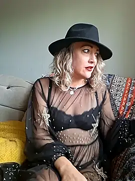 Snapshot of Raven_Fantastic chatting on 10.22.25 Raven Fantastic online show from 10.22.25