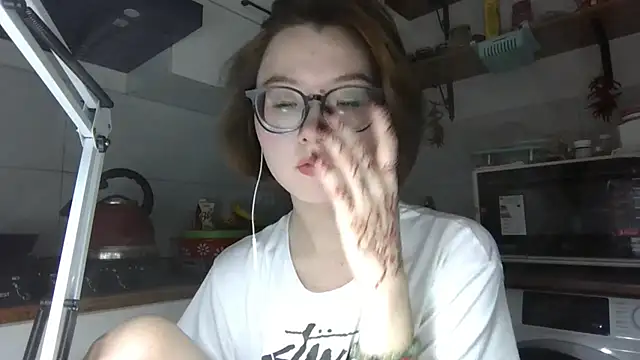Snapshot of LilysTaylor chatting on 10.23.25 LilysTaylor online show from 10.23.25