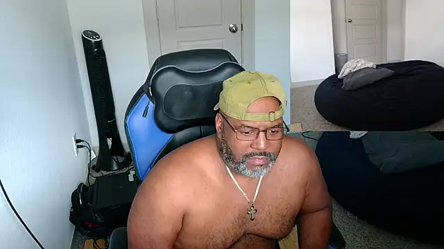 Snapshot of SplendaDaddy50 chatting on 10.24.25 SplendaDaddy50 online show from 10.24.25