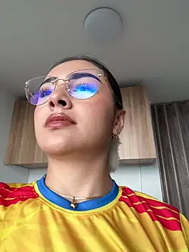 Snapshot of IslaCole chatting on 06.17.26 IslaCole online show from 06.17.26