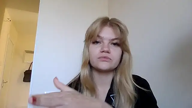 Snapshot of AuroraXRoses chatting on 10.23.25 AuroraXRoses online show from 10.23.25