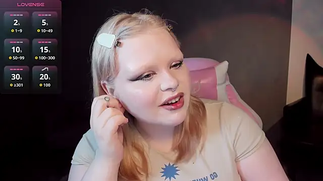 Snapshot of LottieReed chatting on 05.21.26 LottieReed online show from 05.21.26