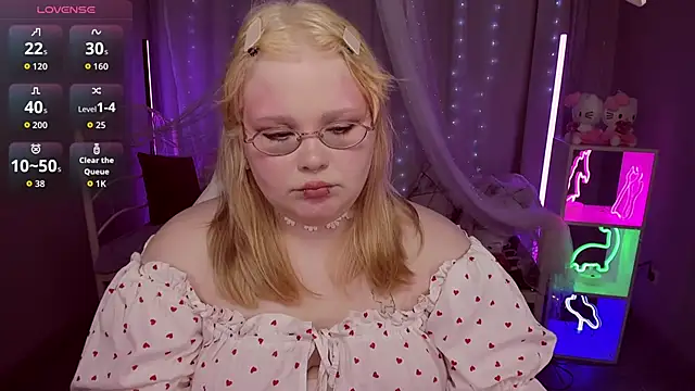 Snapshot of LottieReed chatting on 06.20.26 LottieReed online show from 06.20.26