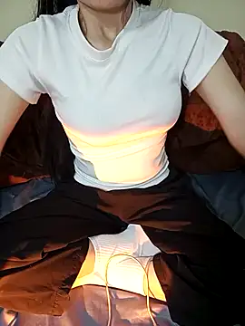 Snapshot of Cherry_Le02 chatting on 12.20.25 Cherry Le02 online show from 12.20.25