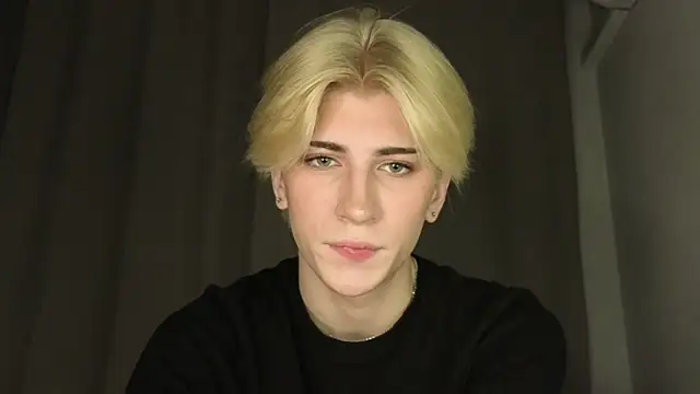Snapshot of Oliver_star_boy_ chatting on 05.11.26 Oliver star boy online show from 05.11.26