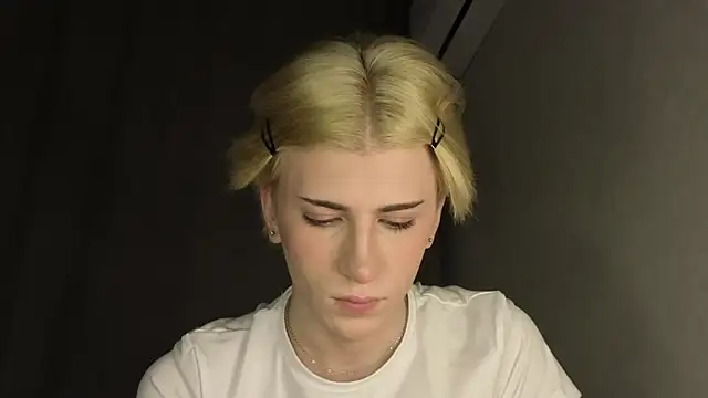 Snapshot of Oliver_star_boy_ chatting on 05.12.26 Oliver star boy online show from 05.12.26