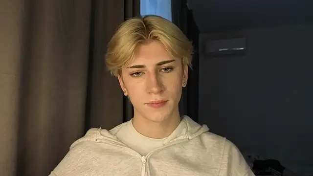 Snapshot of Oliver_star_boy_ chatting on 05.25.26 Oliver star boy online show from 05.25.26
