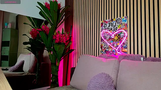 Snapshot of MirunaHaze chatting on 04.14.26 MirunaHaze online show from 04.14.26
