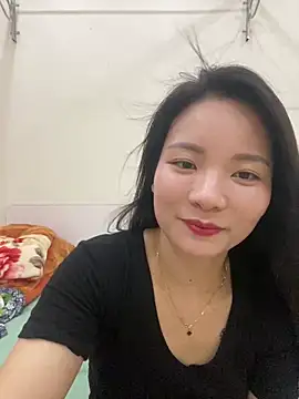 Snapshot of Bee_Yellow00 chatting on 05.18.26 Bee Yellow00 online show from 05.18.26